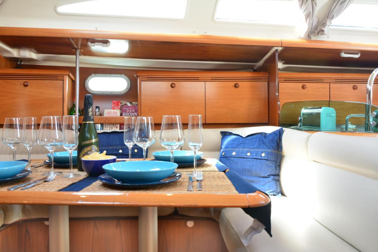 Botel Velero Babu